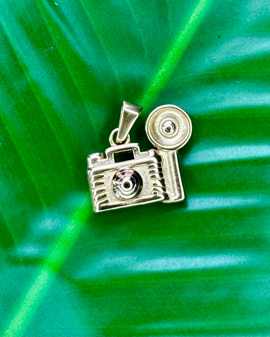 Camera charm in gold stainless steel referencing Bad Bunny’s song about taking more pictures