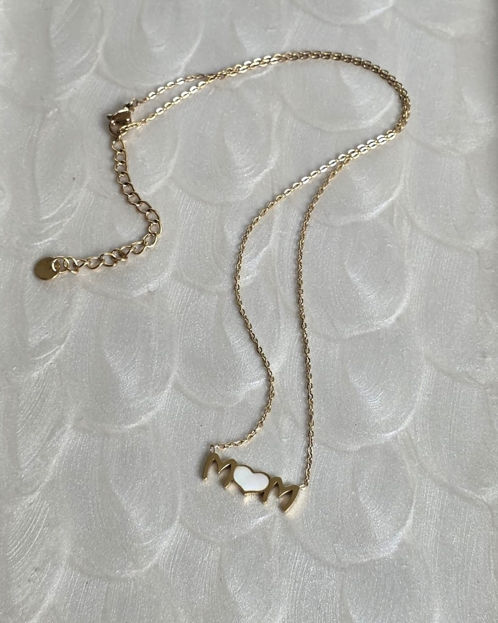 Elegant “Mom” Stainless Steel Necklace with Mother-of-Pearl Heart