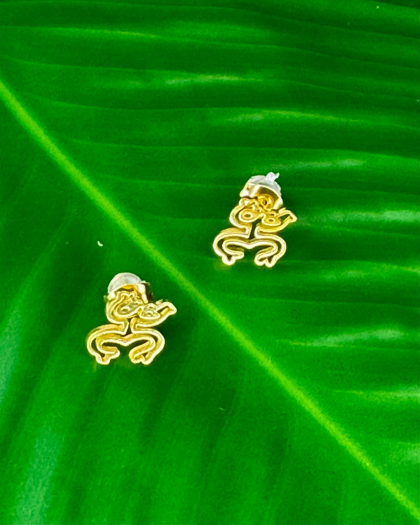 Coquí Taíno gold stainless steel stud earrings – Puerto Rican cultural jewelry symbolizing resilience.